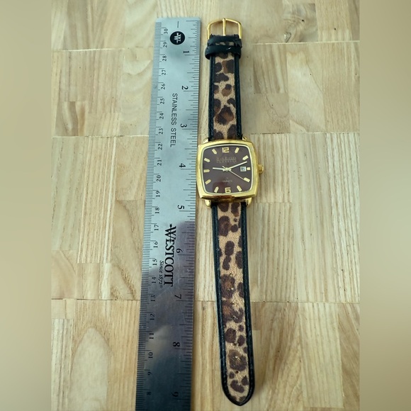 Joan Rivers ladies square gold tone animal print watch NEW BATTERY - Picture 10 of 11